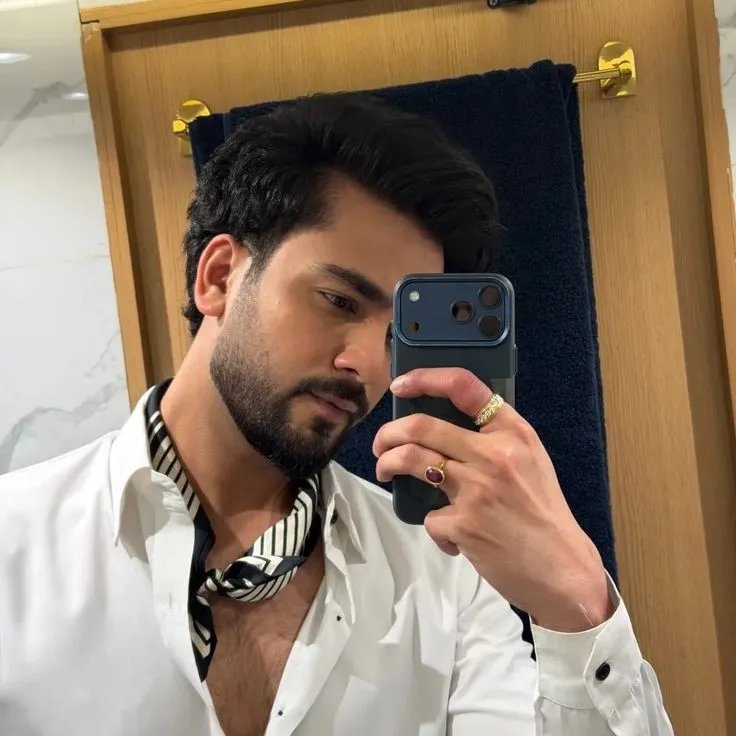 Elvish Yadav hairstyle