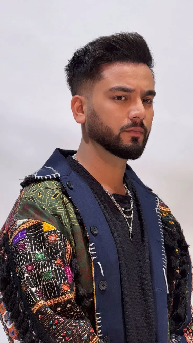 Elvish Yadav hairstyle